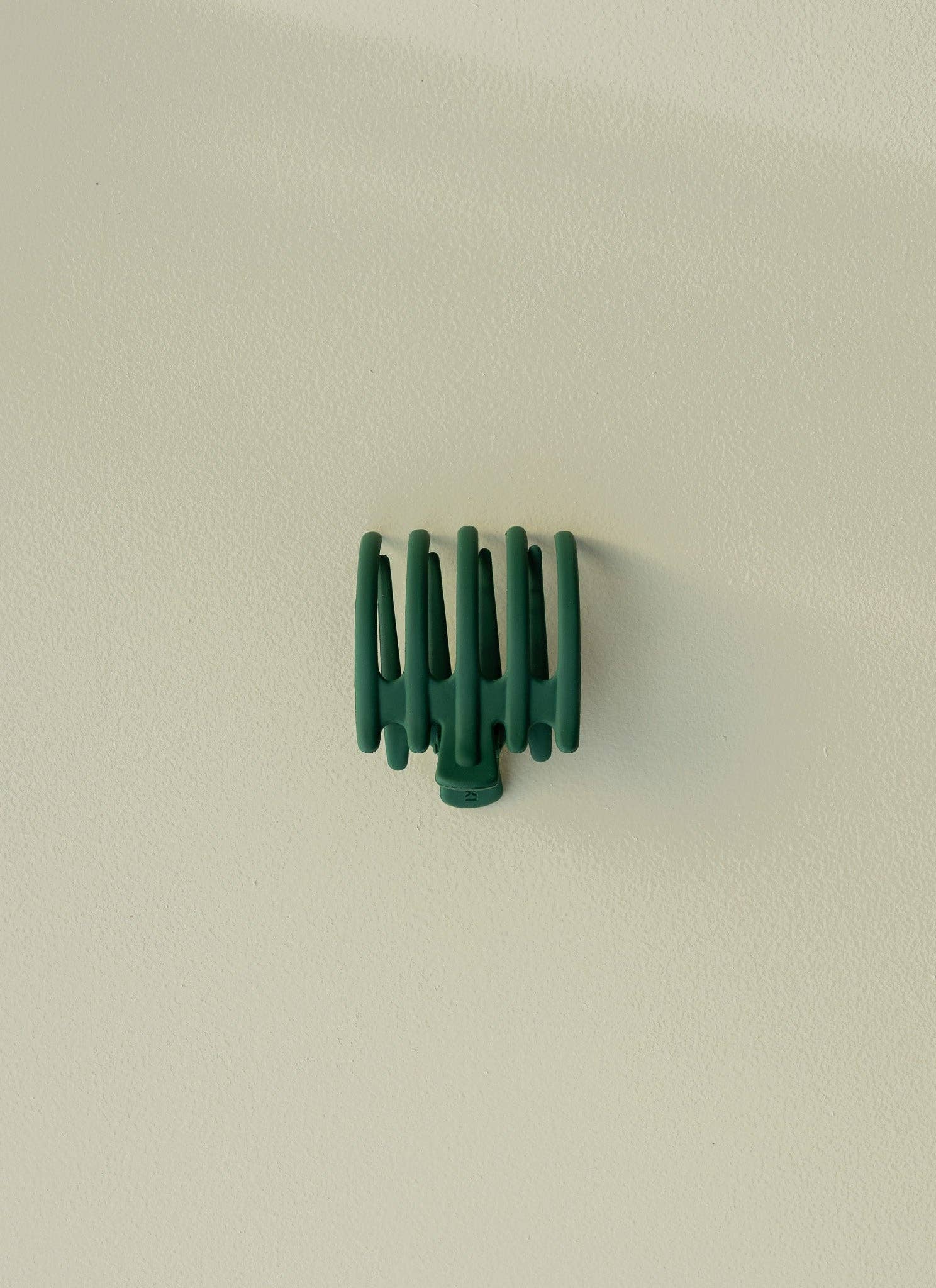 KAXI WIDE LAY DOWN CLAW: MATTE FOREST GREEN