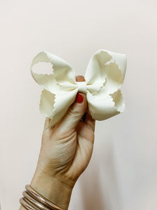 Small Scalloped Bow Clip (ivory)