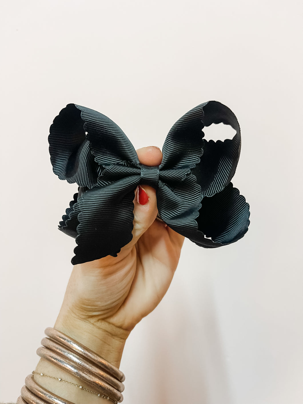 Small Scalloped Bow Clip (black)