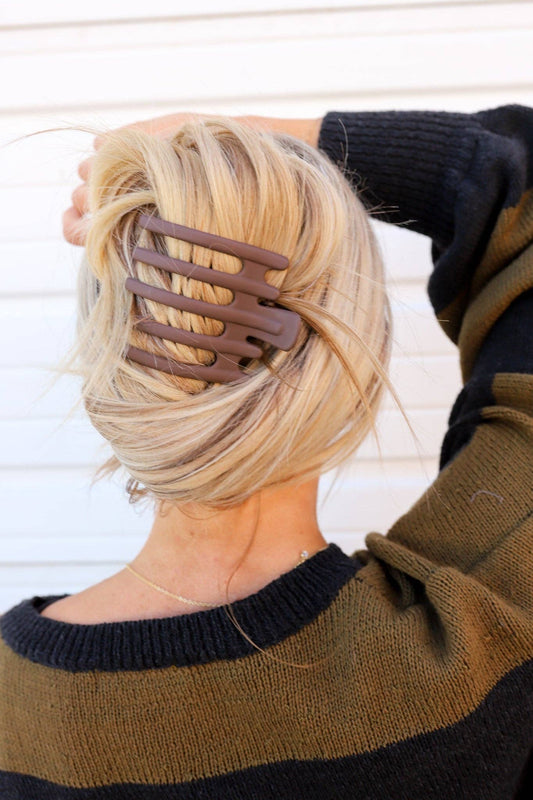 KAXI WIDE LAY DOWN CLAW: MATTE BROWN